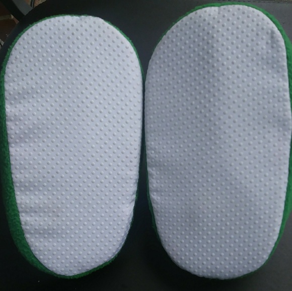 *Sold!* Green Gators Kid's Bed Slippers - Picture 4 of 6